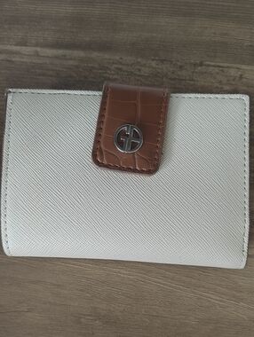 Giani Bernini Cream And Brown Leather Bifold Wallet with Snap Closure